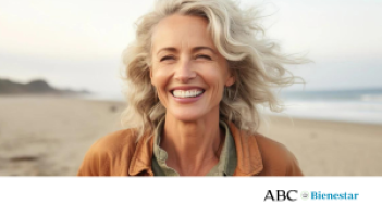 mujer mayor sonriendo en una playa